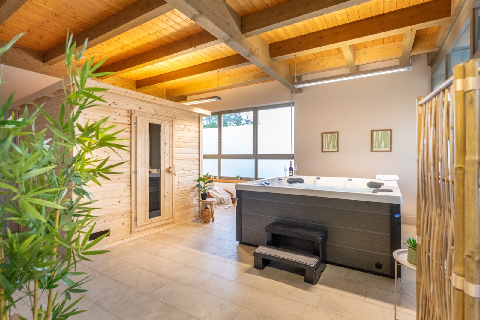 ROOM BOOM Erlebnisunterkunft mit Whirlpool und Sauna